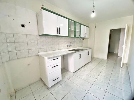 Merveşehir'de Merkezi Konumda Açık Cephe Çift Balkonlu 2+1 Daire