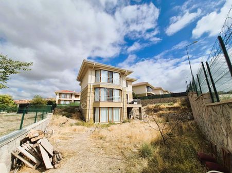 Yenimahalle Mebuskent'de Site İçerisinde 3 Katlı 4+2 Satılık Fırsat Villa