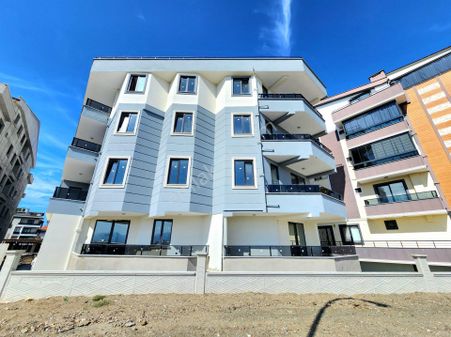 ▶ ▶ Akçay Körfez'den Ebeveyn Banyolu Ara Kat Ön Cephe Sıfır Satılık 2+1 Daire