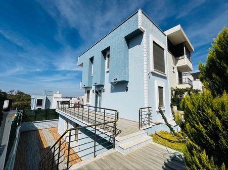 Didim Akbük’te Deniz Manzaralı | Geniş Bahçeli Villa + Ekstra Daire