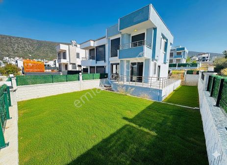 Akbük’te Denize Yakın Sıfır 3+1 Deniz Manzaralı Villa – Geniş Bahçeli & Verandalı