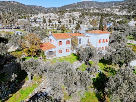 Foça'da 3650 M2 Arsa İçerisinde Satılık Malikane