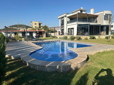 Foça Gerenköy 'de Havuzlu Müstakil Satılık Villa