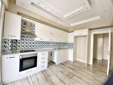 Fıstıklık'ta Ferah Ara Kat Geniş Cam Balkonlu 3+1 Daire