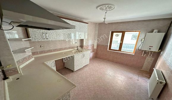 19 Mayıs Cadde Kenarı Kat Konumunda Cepheleri Açık Bağımsız