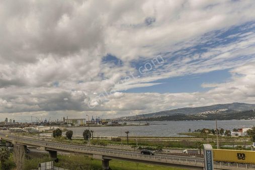 Konak Çınarlı Bölgesinde Denize Sıfır 3+1 Satılık Rezidans