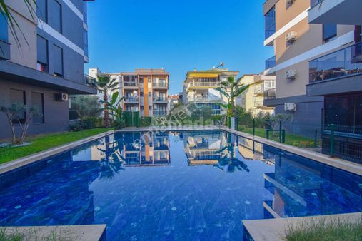 Kuşadası Ege Mahallesi Havuzlu Sitede Yeni Satılık 1+1 Daire