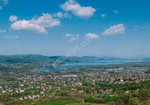 Kartepede Doğa İçerisinde Göl Manzaralı Butik Otel