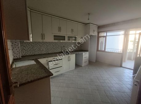 Menderes Caddesi Üzerinde Kiralık 3+1 Daire