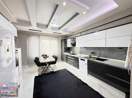 Cadde Seyrandan Satlık 4+1 Site İçerisinde