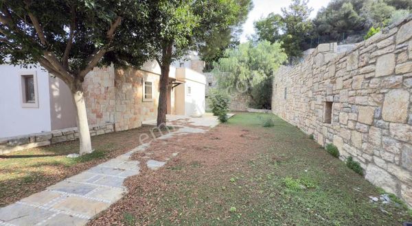 Bodrum Merkez'de Satılık Geniş Bahçeli 2+1 Üst Kat Daire