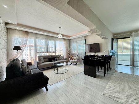 Pursaklar Mehmet Zengin Emlak'tan Otoparklı Çift Banyolu 7.kat 4+1 Ultra Lüks Sitede Daire