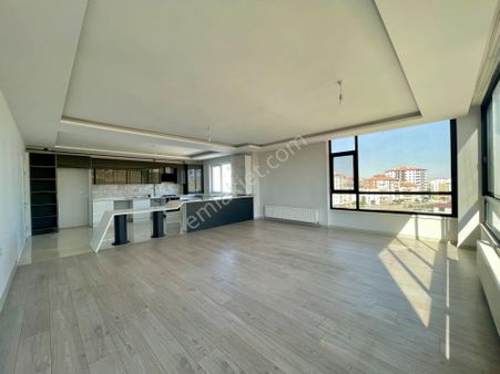 Pursaklar Mehmet Zengin Emlak'tan Kapalı Otoparklı Çift Banyolu 4.kat 3+1 Ultra Lüks Sitede