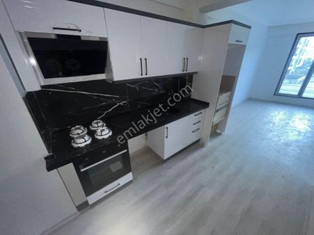 Yüksel'den Kadıköy'de Satılık Ön Cephe Ferah Asansörlü Arakat 1+1 Daire