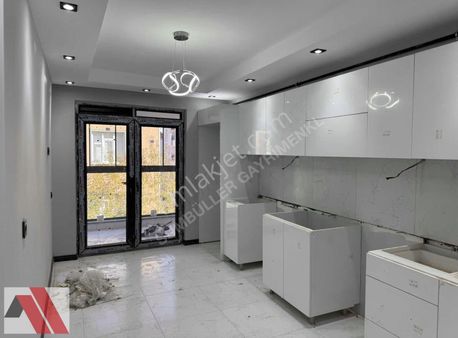 Sümbüller'den Şehir Merkezinde Z.ısıtma E.banyo Ara Kat Şık 3+1