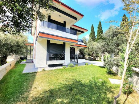 ▶ ▶ Akçay Körfez'den 350 M2 Arsa İçinde Geniş Bahçeli 7+1 Bağımsız Tek Müstakil