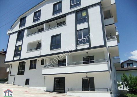 Tezcan Gayrimenkul'den Başiskele Döngel'de Arakat 2+1 Daire.