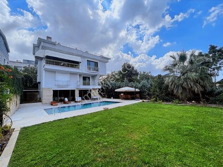 Büyükçekmece Satılık Müstakil Havuzlu 6+2 Eşyalı Asansörlü Villa