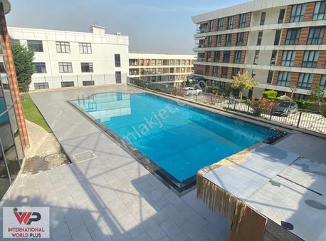 360 Kurtköy'de Peyzaj Ve Havuz Manzaralı 2,5+1 Satılık Daire