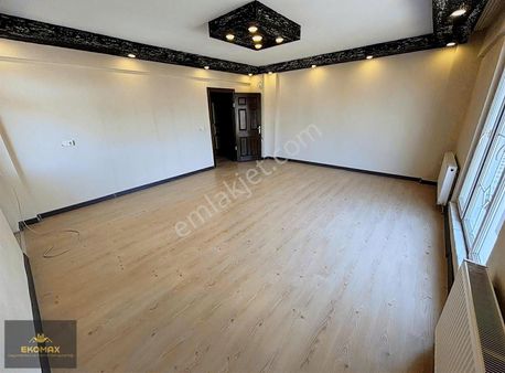 Kent Meydanında Geniş Odalara Sahip 3+1 Arakat