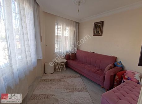 Cadde Ye Ve Metrolara Yürüme Mesafesinde 2+1 Satılık Daire...