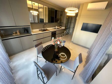 ** Lüks Yaşam, Prestijli Konum ; Avm Ve Metroya Çok Yakın 4+1 Daire**
