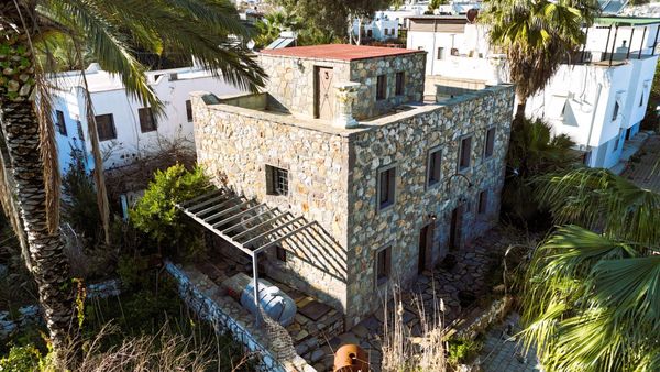 Bodrum Türkbükü Denize Sıfır Özel İskelesi Olan Kiralık Orjinal Taş Ev
