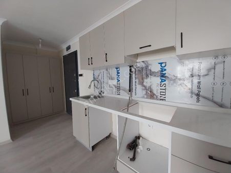 Yükselden Kadıköy De Merkezi Lokasyonda Ara Kat Ön Cephe 1+1