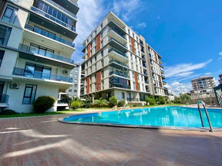 Yükselden Satılık Kadıköyde Havuzlu Sitede Arakat Ayrı Mutfak 2+1 Daire