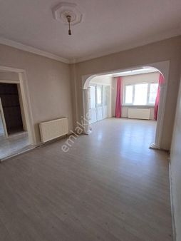 Çarşı Merkezde Kiralık 2+1 Müstakil Bakımlı Bahçeli Ev