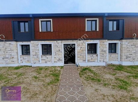 Foça Yeni Bağarası'nda Bahçeli Satılık Geniş 2+1 Daireler
