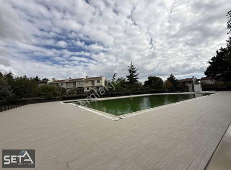 Emlak Konutların Sitesinde 4+1 Havuzlu Satılık Villa