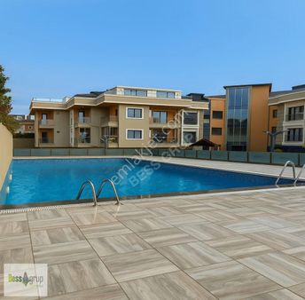 Beylikdüzü'nde Havuzlu Site İçerisinde Kısa Katlı Satılık Daire