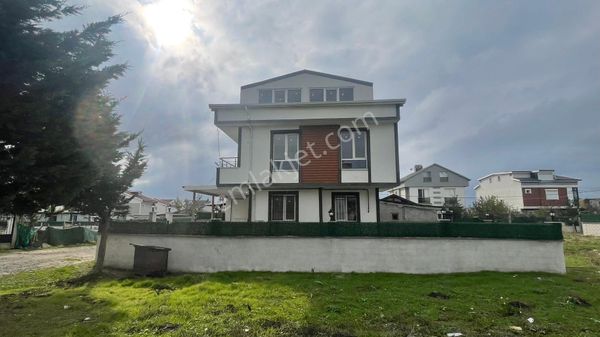 Yeniçiftlikde Merkezi Konumda Kullanıma Hazır 4+1 Lüx Villa Yazlık