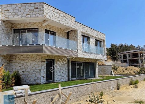 Kuşadası Soğucakta Deniz Manzaralı Özel Havuzlu Lüks Villa