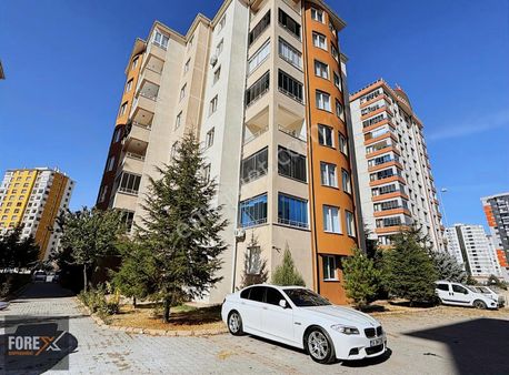 Yakut Mahallesinde Cadde Üzeri 3+1 Satılık Daire