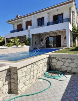 Alya Gayrimenkul Şifnede Deniz Manzaralı Havuzlu Villa