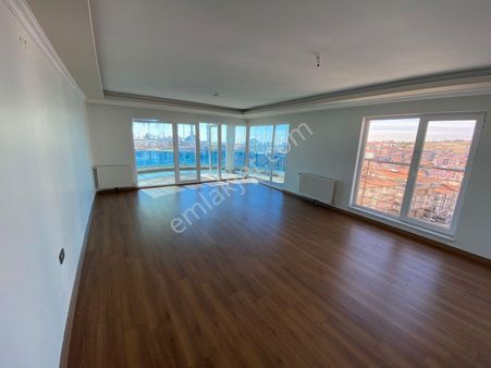 Sancaktepede Teras Balkonlu 4+1 Satılık Site Dairesi