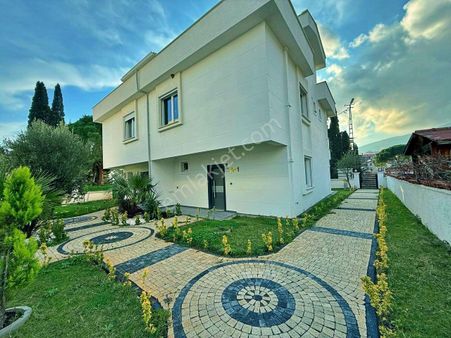 Uytun'dan Gürede Sitede Çift Teraslı Bahçeli 5+1 Satılık Villa
