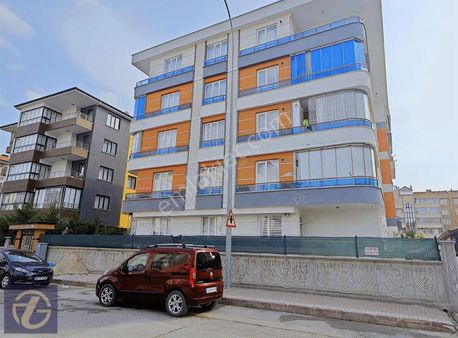 // Site Íçi 3 Cepheli Kapalı Otoparklı Daire //