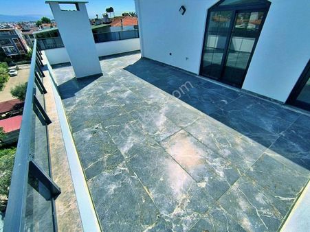 Uytun'dan Akçay-güre Arasında Otoparklı Denize Yakın 3+1 Dubleks