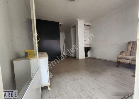 Balat Ayan Caddesinde 3 Katlı Kiralık Dükkan