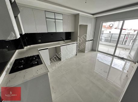 İlkadımdan Esertepedeyeni Binada Manzaralı Yapılı 3+1 Daireler