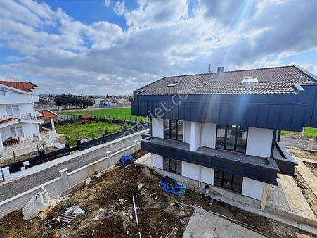 Çok Acil Paradan Havuzlu Ve Geniş Bahçeli,sıfır Villa