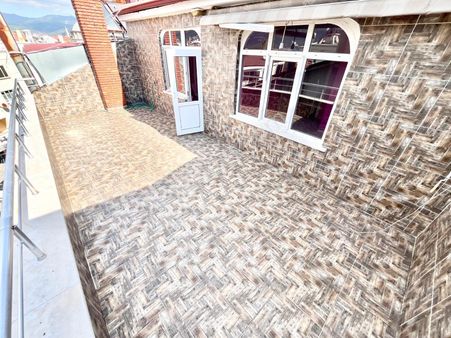 Yükselden Akçay Kordon'da Satılık Öncephe Deniz Manzaralı Geniş Teraslı Fırsat 2+1dublex