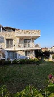 Yenifoça Deniz Ve Doğa Manzaralı Kiralık Taş Villa