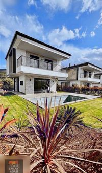 Kuşadası Davutlar'da Tek Müstakil Özel Havuzlu 4+1 Villa