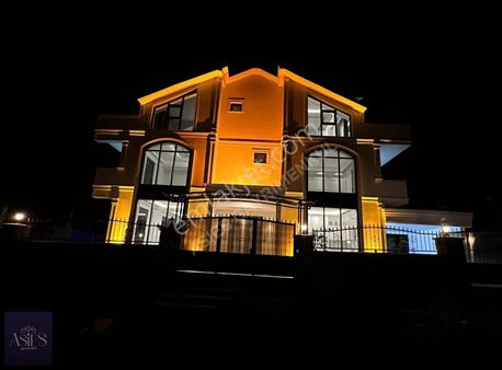 Redstone Asies Başiskele Havuzlu Müstakil 6+2 Satılık Tripleks.!