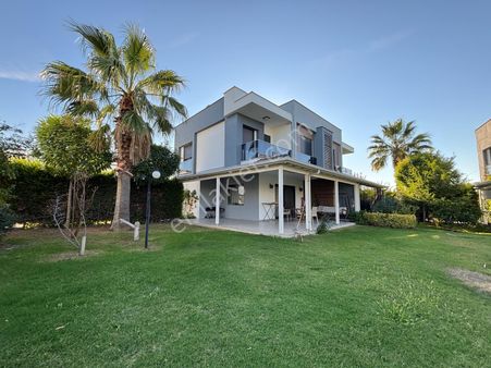 Kuşadası Davutlar Sahilinde Havuz İstede Bahçeli Satılık Yazlık