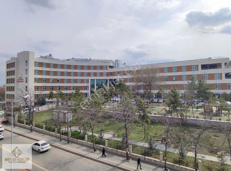 Hastane Karşısı Masrafsız Çift Balkonlu Kilerli 3+1 Daire 140 M2